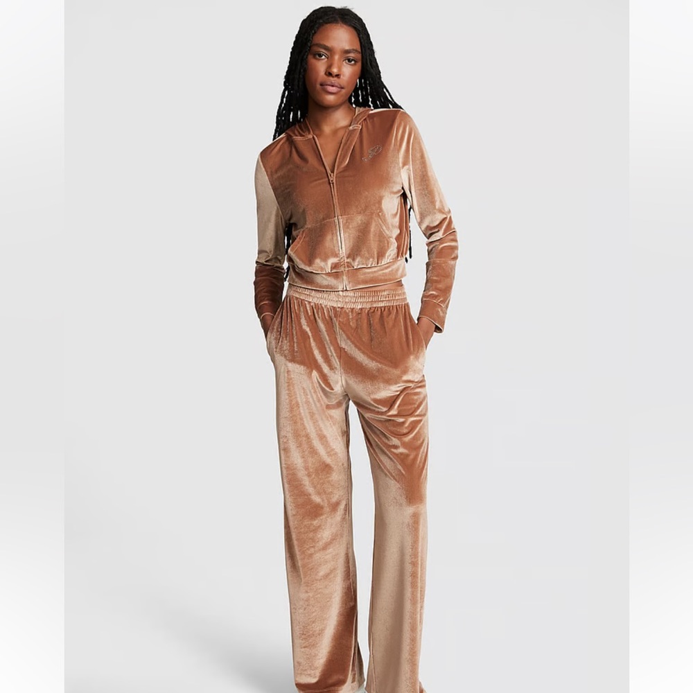 Velour Set - Picture 2 of 8